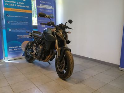 une moto garée dans un immeuble