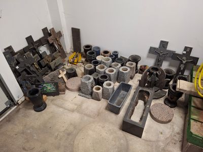 Stock d'articles funéraires: croix en granit, vases en granit, dalles  - Photo 1