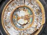 une horloge posée sur une table
