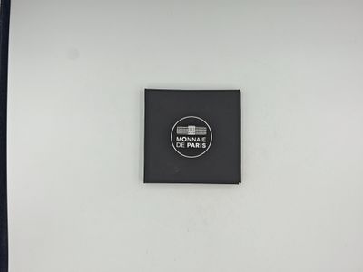 une photo d'un panneau en noir et blanc accroché au mur