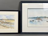 deux tableaux encadrés accrochés au mur du salon