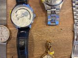 un grand nombre de montres posées sur une table