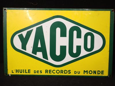 panneau jaune et vert portant l'inscription « yacco »