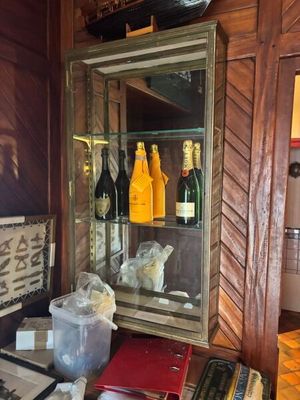 une vitrine en verre contenant des bouteilles de vin