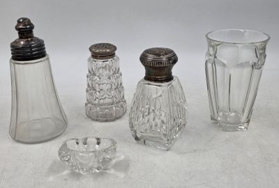 quatre salières et poivrières en verre et un verre