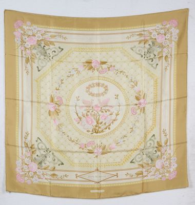 un grand foulard en soie orné d'un motif floral