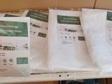 quatre sacs de provisions posés sur une table