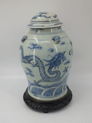 un vase bleu et blanc orné d'un dragon