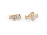 une paire de boucles d'oreilles en or et diamants sur fond blanc