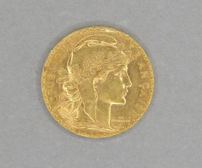 un gros plan d'une pièce d'or représentant la tête d'une femme