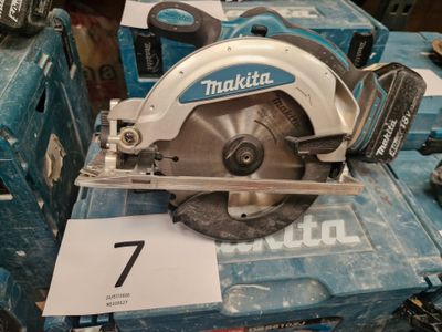 une scie circulaire posée sur une boîte