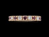 un gros plan sur une bague en or sertie de diamants et de rubis