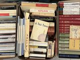 une boîte pleine de livres posée sur le sol