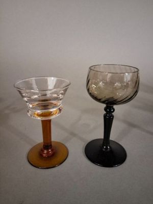 deux verres à vin posés l'un à côté de l'autre sur une table