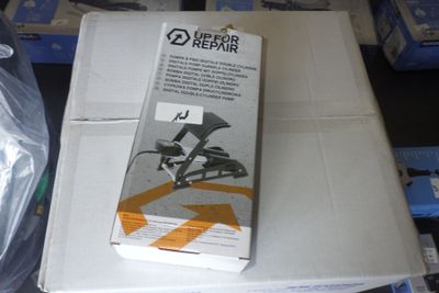 une boîte posée sur une table, avec un livre dessus