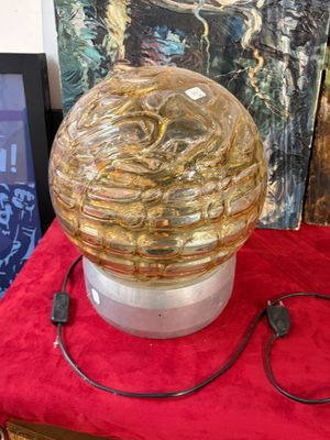 une lampe posée sur une table