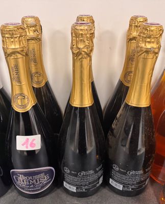 plusieurs bouteilles de vin sont alignées sur un comptoir