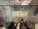 une vitrine remplie de verres à vin et d'assiettes