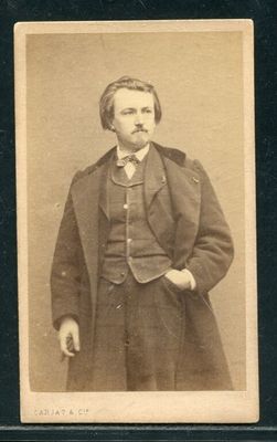 une photo en noir et blanc d'un homme en costume