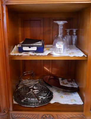 une armoire en bois sur laquelle sont posés des objets en verre