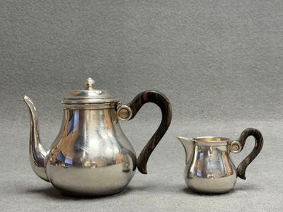 Théière et pot à lait en métal argenté.