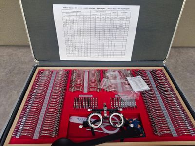 une mallette contenant tout un tas d'outils