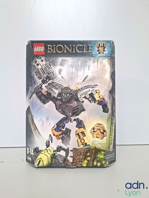 une boîte de Lego Bionicle posée sur une table