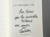 un livre ouvert avec une écriture dessus, posé sur une table
