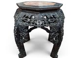 une table noire avec un plateau en marbre sur fond blanc