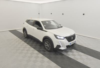 la voiture blanche est garée dans le garage sur le sol en damier