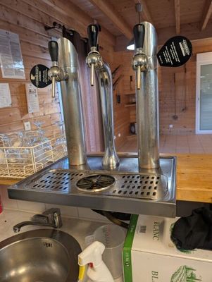 trois robinets à bière sur le plan de travail de la cuisine