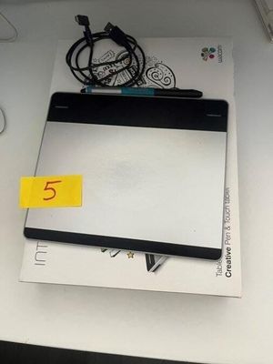 un ordinateur portable posé sur une boîte, sur un bureau