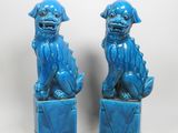 paire de chiens foo foo en faïence bleue, assis sur des boîtes, sur fond blanc