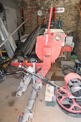 une machine rouge qui se trouve dans une pièce