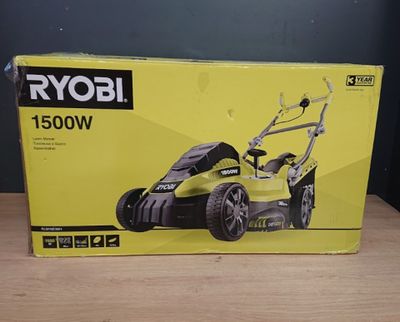 une boîte contenant une tondeuse à gazon jaune posée sur une table en bois