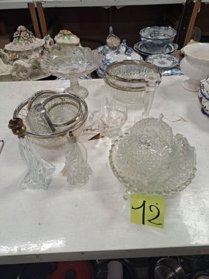 une table sur laquelle se trouvent de nombreux objets en verre