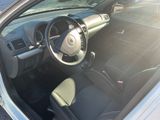 une voiture équipée d'un volant et d'un tableau de bord