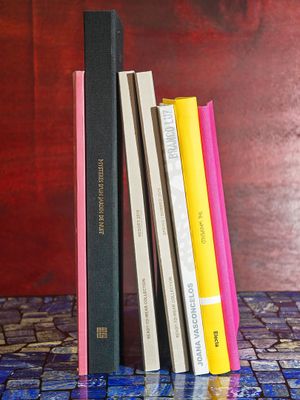 trois livres empilés les uns sur les autres