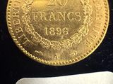 un gros plan d'une pièce d'or posée sur une surface noire, avec une étiquette de prix