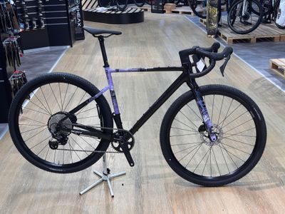 un vélo posé sur un support dans un magasin