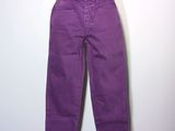 une photo d'un mannequin portant un pantalon violet
