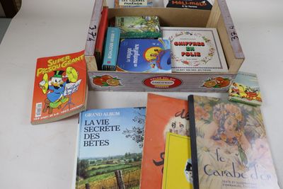 de nombreux livres pour enfants dans une boîte posée sur une table
