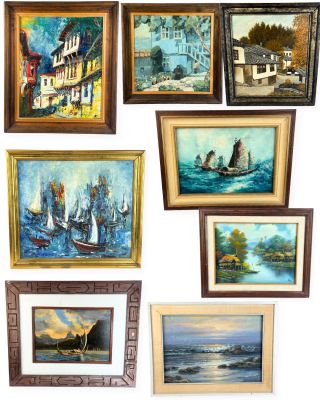 de nombreux tableaux accrochés les uns à côté des autres sur le mur
