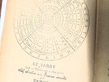 un livre ouvert sur lequel figure l'image d'un cercle