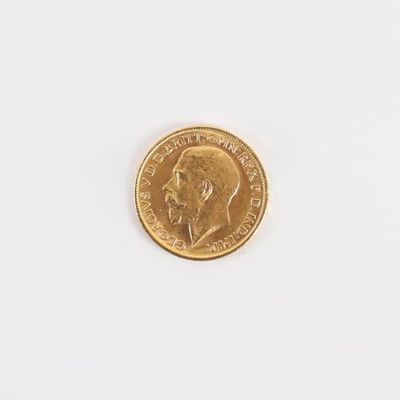gros plan d'une pièce de monnaie sur une surface blanche avec un fond blanc