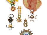 un assortiment de médailles comprenant une étoile, une médaille et d'autres objets
