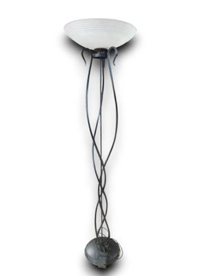 RUGIANO, ITALIE. Un lampadaire en fer forgé, vasque en verre…