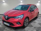 une voiture rouge garée dans un garage au sol en damier