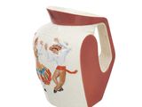 un vase blanc avec une anse rouge et l'image d'un homme à cheval