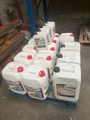 de nombreux conteneurs remplis de liquide posés sur une palette dans un entrepôt